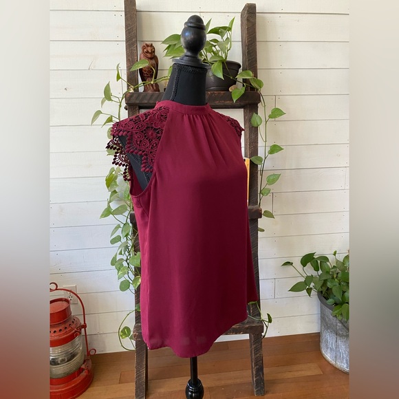 Express: Stylish Burgundy Top with Lace Details - Picture 4 of 17